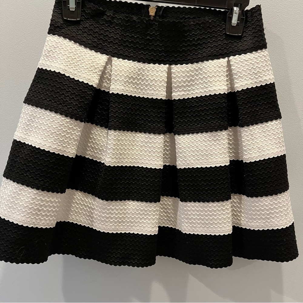 Women’s Juniors Skirt Size Medium Black and White